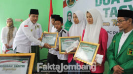 Gus Edo menyerahkan piagam penghargaan anugerah santri berprestasi di Jombang, dalam peringatan Hari Santri Nasional (HSN) 2022, di kantor DPC PPP Kabupaten Jombang, Sabtu (22/10/2022).