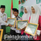 Gus Edo menyerahkan piagam penghargaan anugerah santri berprestasi di Jombang, dalam peringatan Hari Santri Nasional (HSN) 2022, di kantor DPC PPP Kabupaten Jombang, Sabtu (22/10/2022).