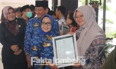 Keren, 112 Pelaku Usaha Mikro Kecil di Jombang Terima Sertifikat Halal