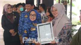 Bupati Jombang, Mundjidah Wahab menyerahkan sertifikat Halal ke pelaku usaha mikro kecil di pendopo kabupaten setempat, dalam rangka Hari Jadi Pemerintah Kabupaten (Pemkab) Jombang ke-112, Senin (17/10/2022).