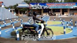 Seorang pemohon SIM C sedang menjalani ujian praktik di lapangan Satlantas Polres Jombang.