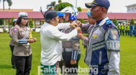 Wakil Bupati (Wabup) Jombang, Sumrambah saat apel gelar pasukan Operasi Lilin Semeru 2022, di lapangan Polres Jombang, Kamis (22/122022).
