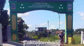 Gapura desa Barongsawahan, Kecamatan Bandarkedungmulyo, Kabupaten Jombang.