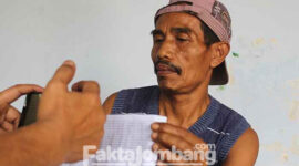 Ketua BPD Tanggungkramat, Kecamatan Ploso, Jombang, Saiful saat menunjukkan lembaran data aset desa setempat.