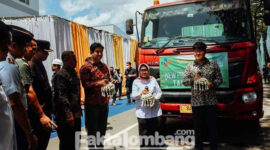 Bupati Jombang Mundjidah Wahab dan Executive Vice President PT CJI Mr Hwang In Seok melalukan pecah kendi sebagai launching produk.