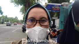 Sulis Winarti, salah satu pelapor saat di luar kantor Polres Jombang.