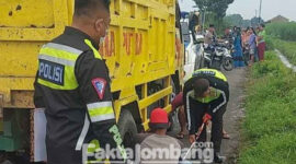 Polisi melakukan olah TKP di jalan Dusun Gebang, Desa Bulurejo, Kecamatan Diwek, Kabupaten Jombang.
