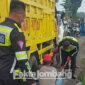 Polisi melakukan olah TKP di jalan Dusun Gebang, Desa Bulurejo, Kecamatan Diwek, Kabupaten Jombang.