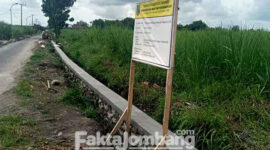 Proyek pembangunan penahan jalan ruas Janti - Alangalang Caruban, Kecamatan Jogoroto, Jombang, yang mengalami persegeran lokasi.