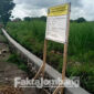 Proyek pembangunan penahan jalan ruas Janti - Alangalang Caruban, Kecamatan Jogoroto, Jombang, yang mengalami persegeran lokasi.