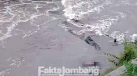 Jasad korban yang ditemukan warga mengapung di sungai konto, Desa Kayen, Kecamatan Bandarkedungmulyo, Kabupaten Jombang, sebelum dievakuasi petugas