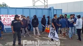 Aksi demonstrasi warga yang mengatasnamakan Aliansi Pemuda Desa Kedungjati, Kecamatan Kabuh, Kabupaten Jombang di depan gerbang PT CMI.
