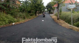 Pekerjaan hotmix kawasan permukiman di jalan Gubernur Suryo Gang VII, Kelurahan Jombatan, Kecamatan/ Kabupaten Jombang, yang tanpa papan informasi proyek. Dan lagi, dikerjakan pada Januari 2023.