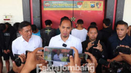 Kasat Reskrim Polres Jombang, AKP Giadi Nugraha saat merilis 13 oknum perguruan silat yang bikin onar di wilayah Kecamatan Perak, Jombang.