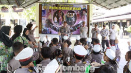 Suasana anak TK Kemala Bhayangkari 88 saat bersama Kapolres Jombang.