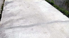 Kondisi rabat beton jalan pertanian di Dusun Sembung, Desa Bangsri, Kecamatan Plandaan, Kabupaten Jombang, yang sudah retak.