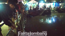 Suasana mancing bareng di sungai depan Masjid Tiban, Dusun Sambongsantren, Desa Sambongdukuh, Kecamatan/ Kabupaten Jombang, Sabtu (31/12/2022) malam.