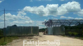 Pembangunan pabrik milik PT Kemah Sejahtera di Desa Sukodadi, Kecamatan Kabuh, Kabupaten Jombang, diduga tidak mengindahkan garis sempadan sungai. 