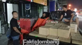 Anggota Satresnarkoba Polres Jombang mengangkut barang bukti ribuan botol miras yang diamankan dari sebuah toko di Desa Losari, Kecamatan Ploso, Jombang. (Foto: Istimewa)
