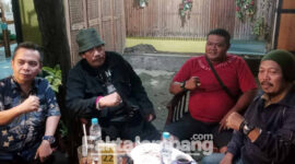 Ketua BPPH PP Jombang, Edi Haryanto SH MH CIL CMe (dua dari kiri), bersama Gus Sentot (kiri) dan pengurus MPC Pemuda Pancasila Jombang.