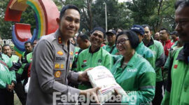 Kapolres Jombang AKBP Eko Bagus Riyadi saat menyerahkan bantuan ke anggota komunitas ojol yang hadir di Kebonratu, Desa Kemplaksari, Kecamatan Peterongan, Kabupaten Jombang, pada Jumat (2/6/2023).