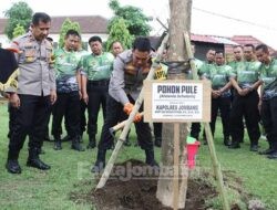 Polres Jombang Gelar Baksos dan Tanam Pohon Bareng Personel Eks Brimob Nusantara