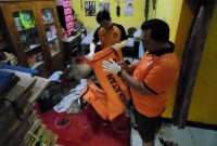 Polisi sedang melakukan olah TKP dan mengevakuasi korban yang sebelumnya ditemukan meninggal di dalam rumah di Desa Mancilan, Kecamatan Mojoagung, Kabupaten Jombang.