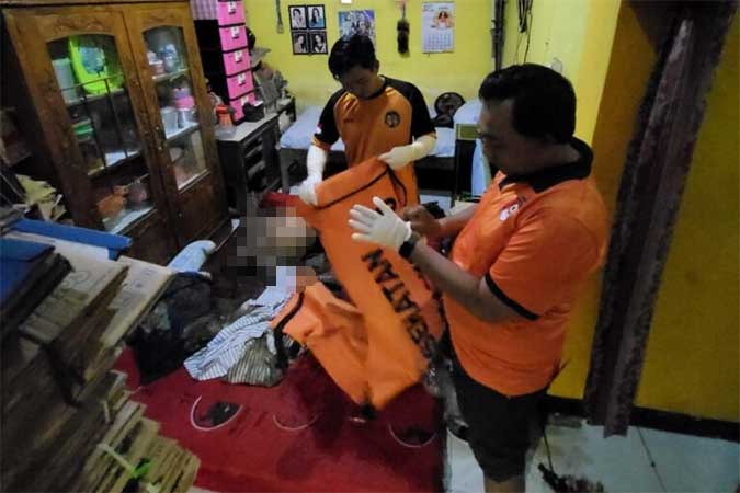 Polisi sedang melakukan olah TKP dan mengevakuasi korban yang sebelumnya ditemukan meninggal di dalam rumah di Desa Mancilan, Kecamatan Mojoagung, Kabupaten Jombang.