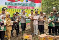 Kapolres Jombang, AKBP Ardi Kurniawan secara simbolis memberikan bibit jagung untuk petani di Desa Katemas, Kecamatan Kudu, Kabupaten Jombang. 