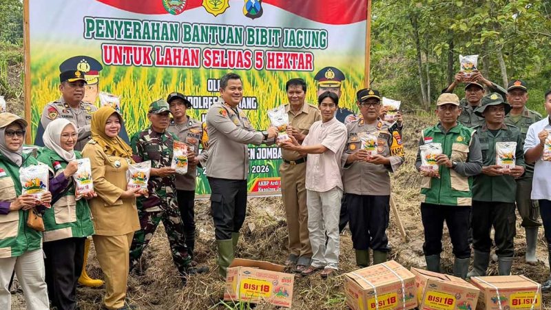 Kapolres Jombang, AKBP Ardi Kurniawan secara simbolis memberikan bibit jagung untuk petani di Desa Katemas, Kecamatan Kudu, Kabupaten Jombang. 