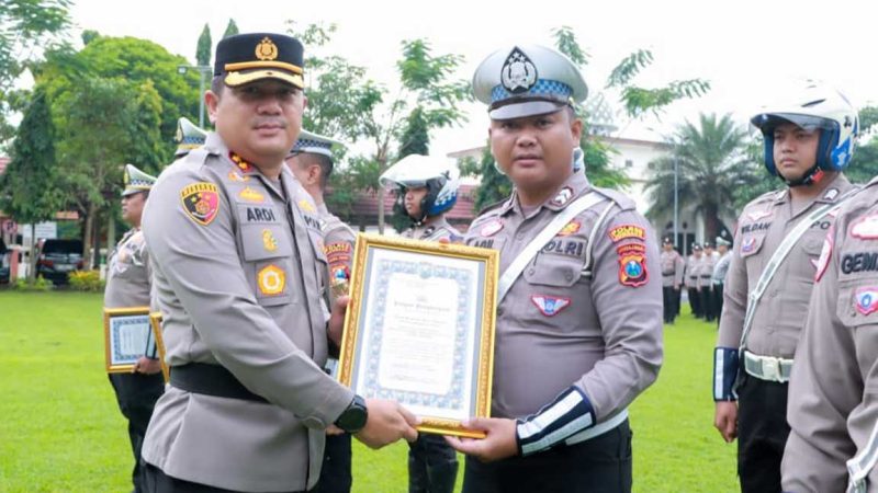 Kapolres Jombang AKBP Ardi Kurniawan memberikan penghargaan kepada 15 personel berprestasi di lapangan Polres setempat, Selasa (24/2/2024).