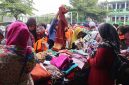 Suasana ibu-ibu sedang memilih pakaian di Bazar Baju Gratis yang digelar Yayasan Darul Ulum Desa Bandung, Jombang.